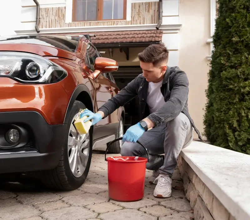Lavage auto à domicile Saint-Benoît-la-Forêt : professionnel intervenant sur un véhicule